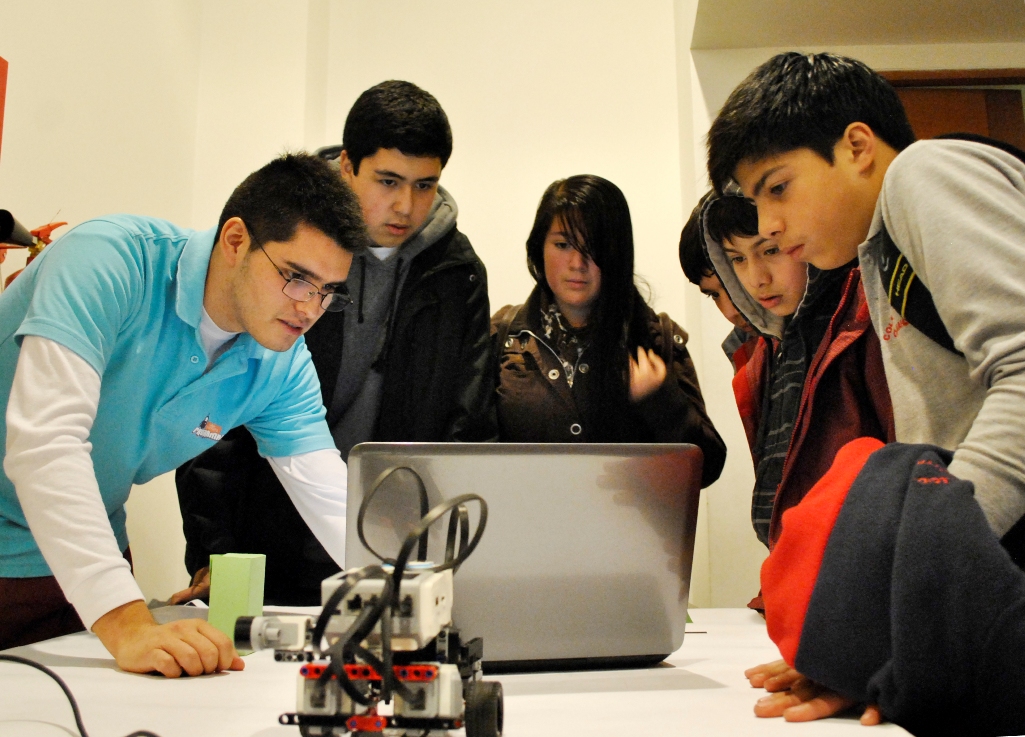 Estudiantes del Colegio participando en actividad tecnológica